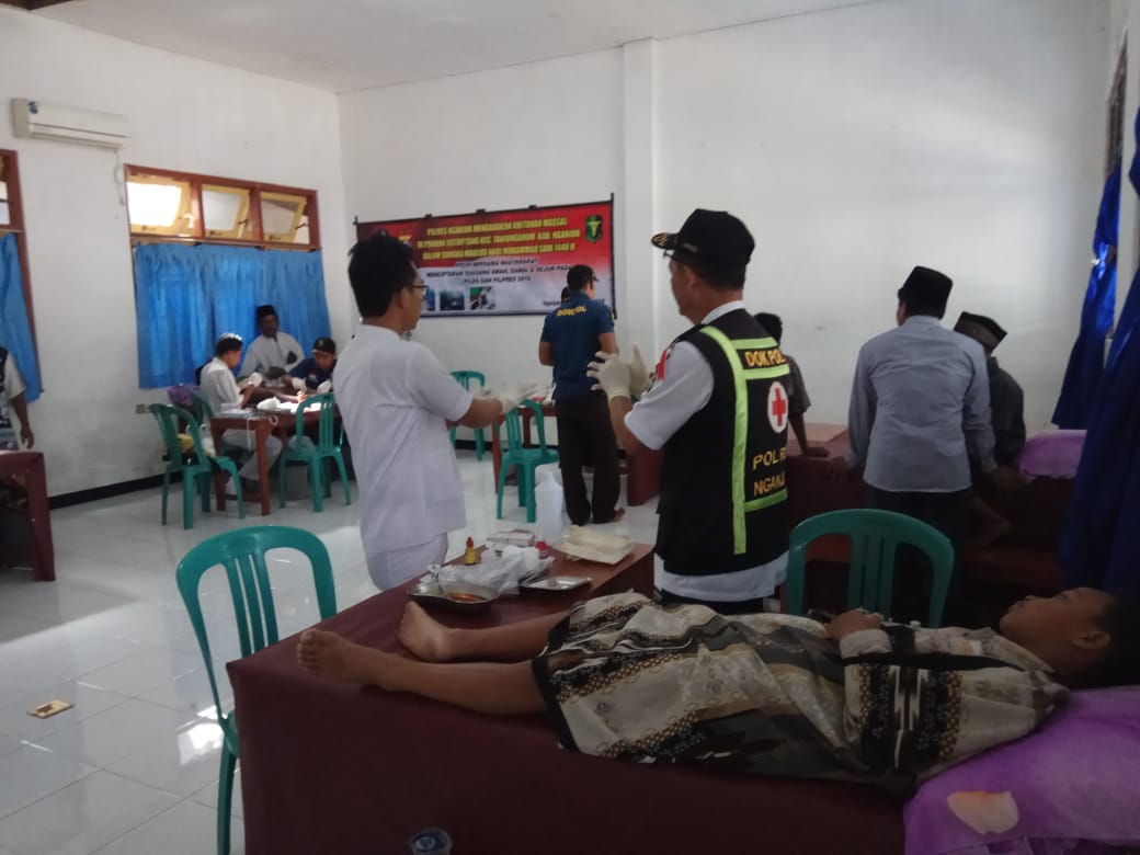 POLRES BERSINERGI DENGAN PESANTREN, ADAKAN KHITAN MASSAL DI PONDOK KREMPYANG